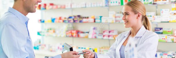pharmacist-client-pharmacy-smiling-71138833